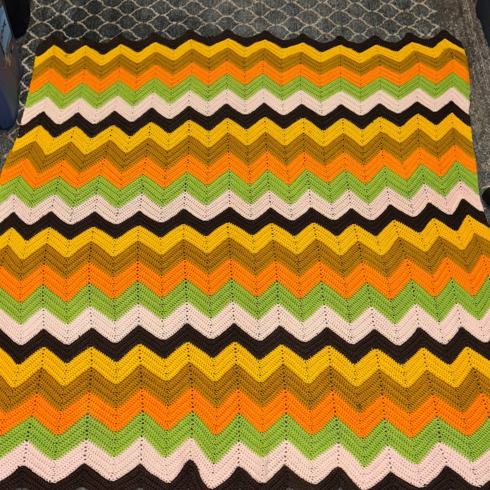 VINTAGE Handmade crocheted, zigzag pattern multicolor beautiful Afghan couch
